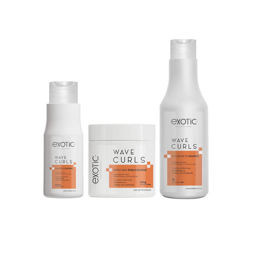 A linha possui fórmula nutritiva e emoliente que hidrata profundamente, revitalizando os fios e definindo os cachos. Ideal para cabelos cacheados e ressecados, reduz o frizz, melhora a elasticidade e proporciona maciez, brilho e definição duradoura, deixando os cachos mais saudáveis, soltos e com movimento natural. 

Principais ativos:

Manteiga de Karité: oferece uma hidratação profunda e nutrição intensa, selando a umidade nos fios para combater o ressecamento e controlar o frizz, além de proteger o cabel